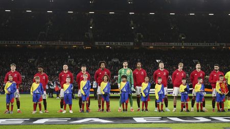 Cum i-au şocat şefii lui Manchester United pe jandarmii români sub acoperire, când au descoperit Bucureştiul anilor 2000: "Le-a plăcut mult votca. Nu le venea să creadă câtă pot să cumpere cu 100 de lire". EXCLUSIV