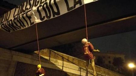 Imagini șocante în Italia! Manechinele jucătorilor lui AS Roma, "spânzurate" de o pasarelă. Mesajul transmis lui Nainggolan, Salah și De Rossi: "Dormiți cu lumina aprinsă!"