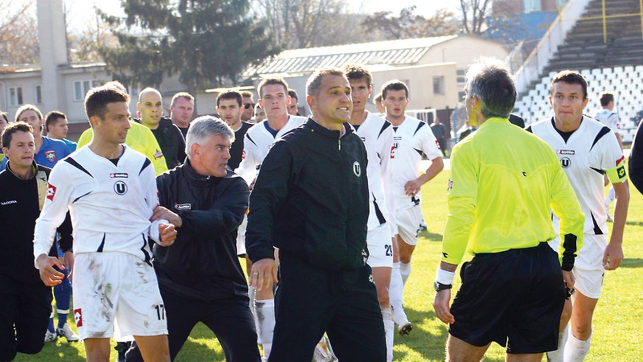 Clujenii lui "U" au sărit să bată arbitrul!