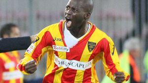 Diamoutene, agresat de propriii fani!** Au vrut să-i smulgă tricoul pe care îl purta!