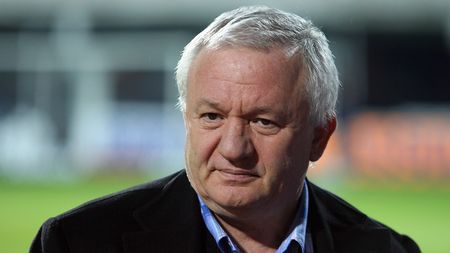 Porumboiu a dezvăluit numele jucătorilor care ar fi fost contactați de Rapid: sunt 5!** "Pavlovic n-avea de ce să-l calce pe Alexa, nu ne păcălește!" Unde s-a făcut 'manevra'