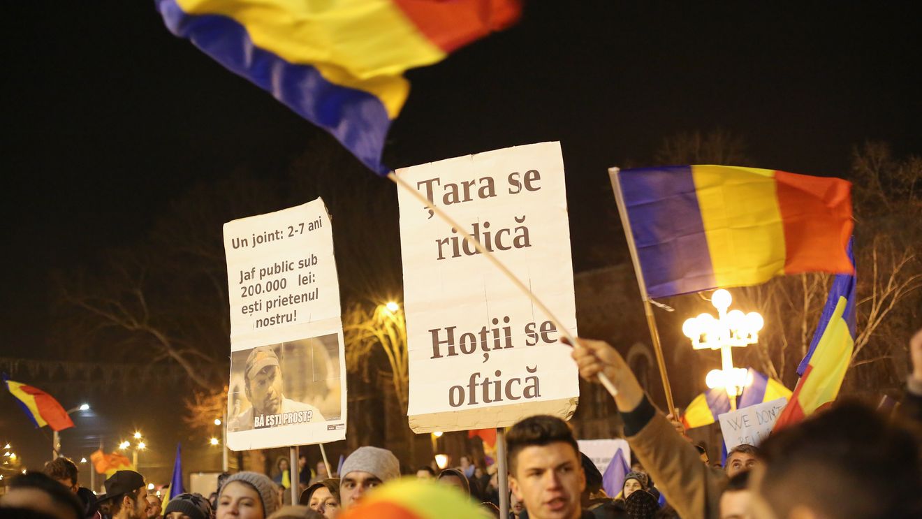 Farage: "Românilor nu trebuia să li se permită să intre în UE!" Fostul lider UKIP, acuzat de rasism