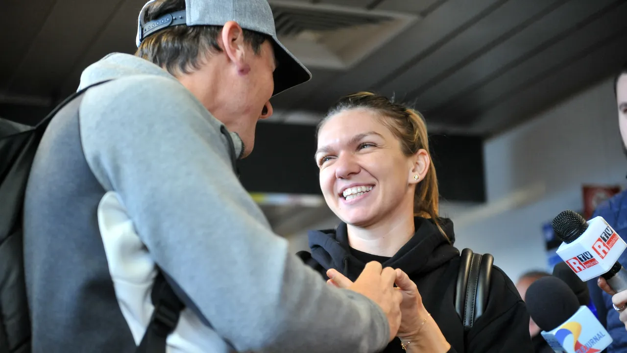 GALERIE FOTO | Simona Halep și zâmbetele smulse la revenirea în România. Un singur om a făcut-o să se destindă pe aeroport