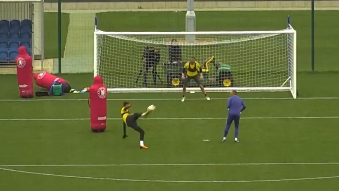 Faza după care fanii lui Chelsea se întreabă dacă Thibaut Courtois e portar sau atacant :). VIDEO | Gol genial marcat de goalkeeper-ul belgian