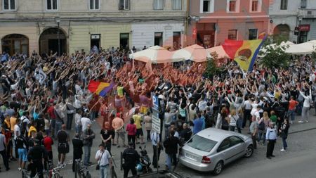 ""U" nu moare!"** Fanii "șepcilor roșii" fac miting în centrul orașului. FOTO