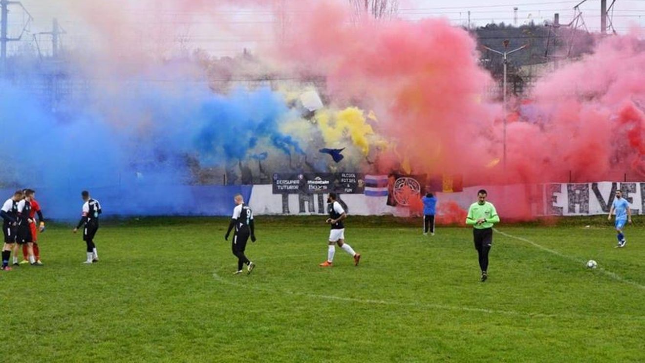 Atmosferă incendiară la un amical între o echipă de liga a 6-a și una de liga a 5-a! O parte a galeriei FCSB a fost special la partidă. FOTO&VIDEO