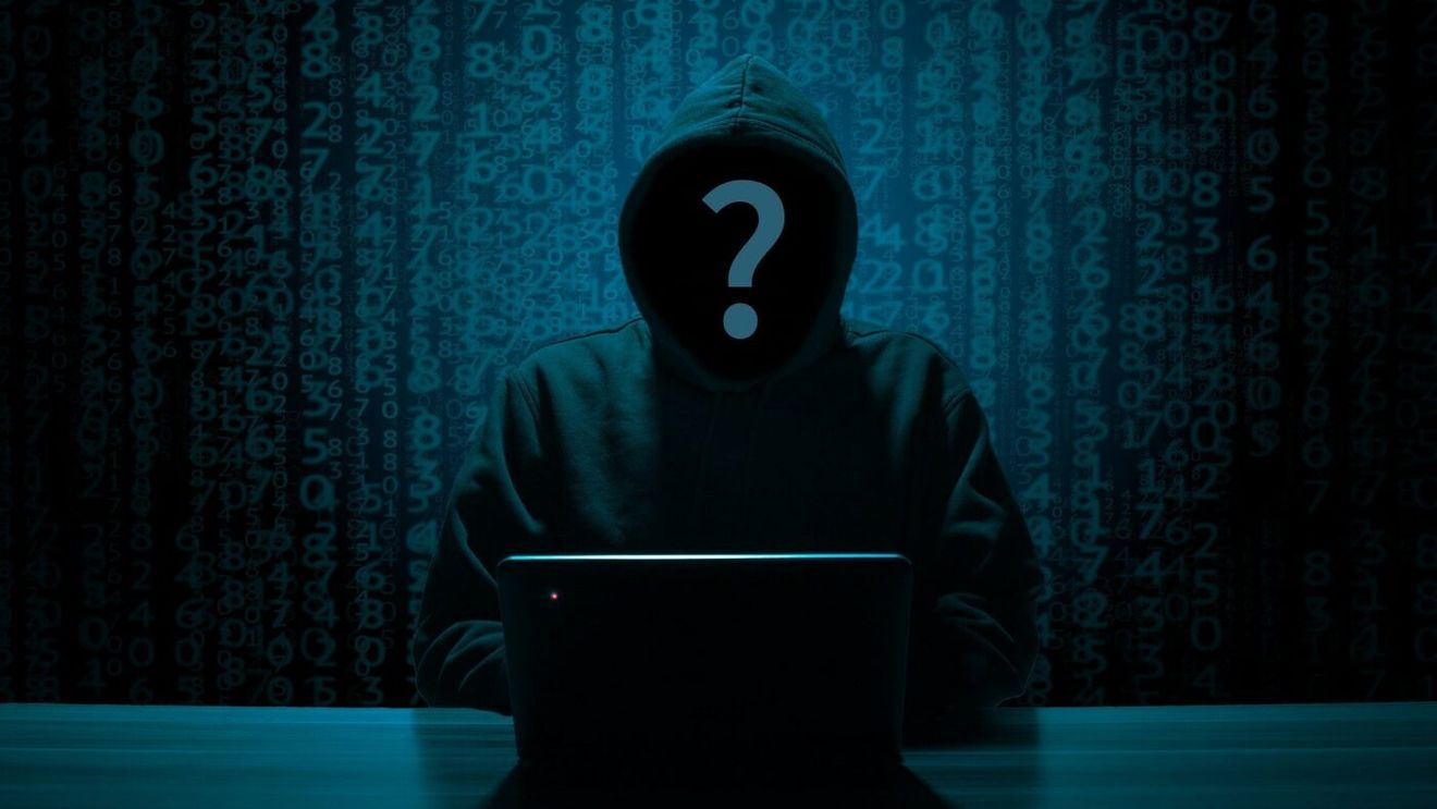 Fotbalistul de 29 de ani, arestat în București, după ce a devenit hacker și a „prăduit” 10.000.000 de euro! Spărgea conturi de whatsapp și avea peste 55 de cărți de identitate false: ce a promis la PRO TV