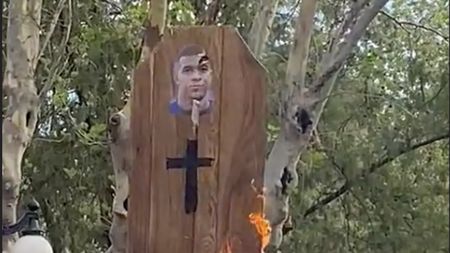 Gest macabru al suporterilor argentinieni: fanii au dat foc unui coșciug pe care era lipită o poză cu fața lui Kylian Mbappe! | FOTO