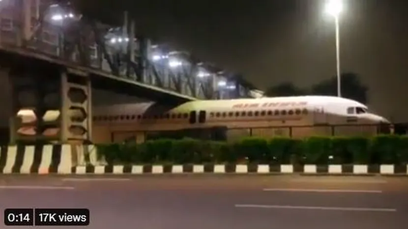 VIDEO / Avion blocat sub un pod, pe o autostradă
