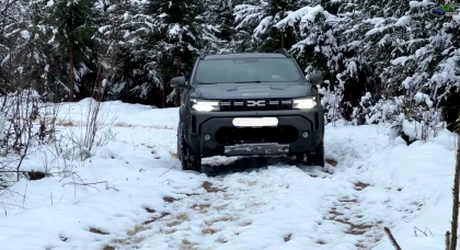 DACIA DUSTER se încordează în OFF-ROAD. Cât de bine se descură SUV-ul pe zăpadă și noroi - VIDEO