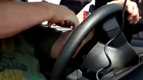 VIDEO Asta nu pățește oricine când este tras pe dreapta!** Polițistul i-a strâns amical mâna contravenientului și apoi a cerut banii prin limbajul semnelor! Ce a urmat: