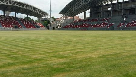 Gazonul stadionului încă nefinalizat din Arad se degradează pe zi ce trece. Reprezentantul firmei care a efectuat lucrarea e îngrozit de mentenanța asigurată de primărie: ”Pur și simplu m-am îngrozit. S-a instalat boala”