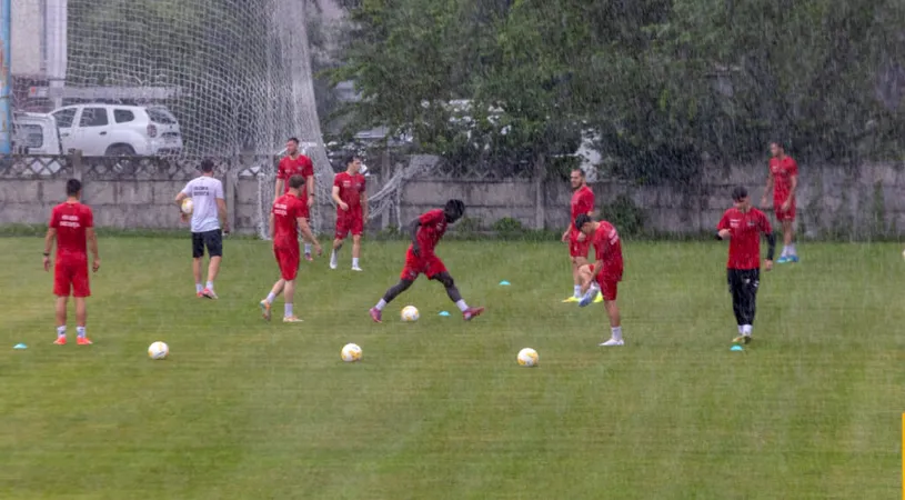 A plouat torențial la reunirea CS Gloria Bistrița. Nicolae Grigore s-a bucurat ca un copil: ”Mi-era dor de băieți, de fotbal, să ne antrenăm”