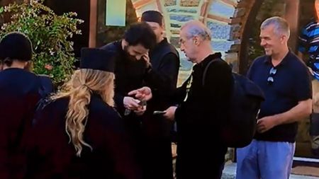Gigi Becali dă bani cash în stânga și în dreapta. Imagini neverosimile de pe Muntele Athos, cu patronul FCSB când împarte euro călugărilor necunoscuți