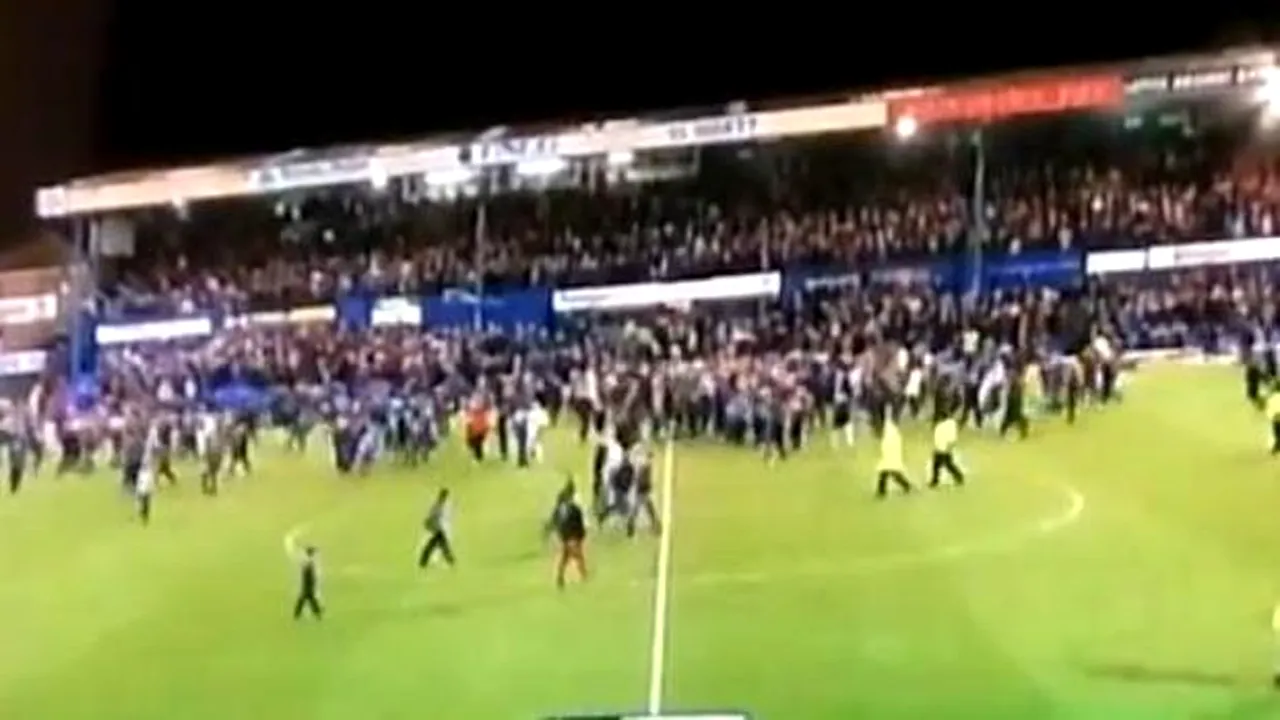 Au trăit o viață pentru asta!** VIDEO Imaginea 'nebuniei' în Anglia. Fanii au invadat terenul după victoria istorică în fața lui Liverpool