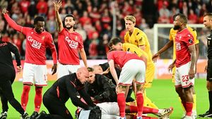 Imagini de groază cu Josue Homawoo. A suferit o comoție și o criză de epilepsie pe gazon, în secunda 8 a meciului lui Standard