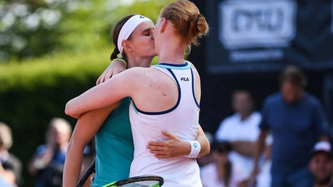 Jucătoarele care s-au sărutat peste fileu la un turneu de tenis și-au oficializat relația! Reacția WTA după logodna celor două | GALERIE FOTO