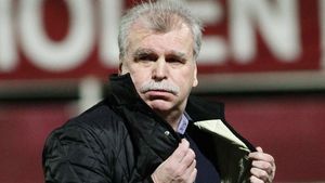 VIDEO | Dinu Gheorghe, filmat în timp ce paria "2 solist" pe meciul FC Botoșani - ASA Târgu Mureș. Reacția casei de pariuri: "Poate l-a rugat un vecin". Contactat, analistul DigiSport a jignit reporterul ProSport