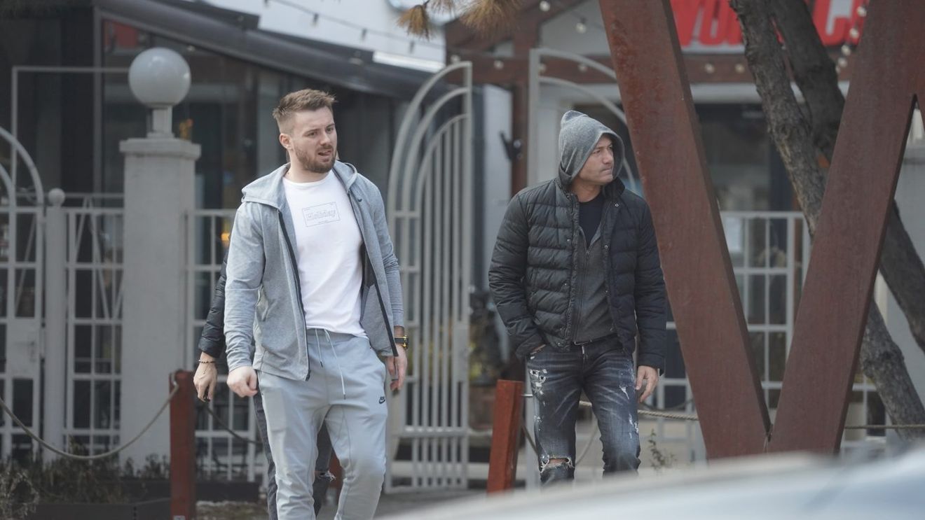 Adrian Ilie, surprins alături de prieteni la un restaurant din nordul Bucureștiului! Cum mai arată „Cobra”, fostul internațional care refuză aparițiile publice  | FOTO EXCLUSIV