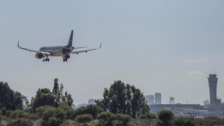 Fotbalist român, reținut pe aeroport! „Soția era gravidă, mi-au luat telefonul, dar și șireturile de la pantofi”. De unde s-a iscat încurcătura. EXCLUSIV