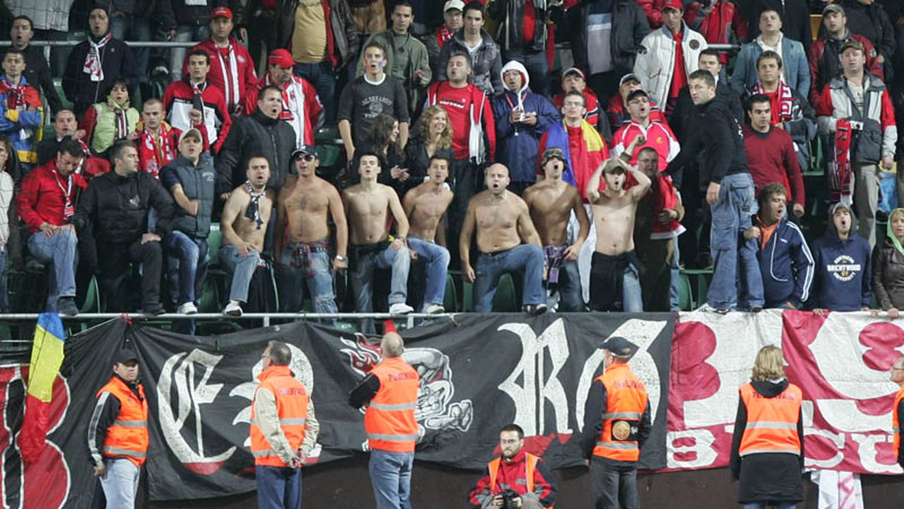 Au primit interzis la coregrafie, dar au "răspuns" cu un citat memorabil din Cantona. Mesajul dinamoviștilor la Marele Derby: "Poți să-ți schimbi soția, orientarea politică, religia, dar niciodată..."