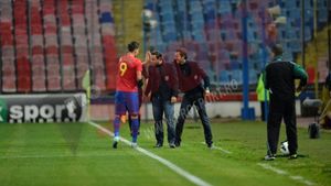 La limita cartonașelor!** Reghe a ținut o ședință fulger la marginea terenului în meciul cu Gloria