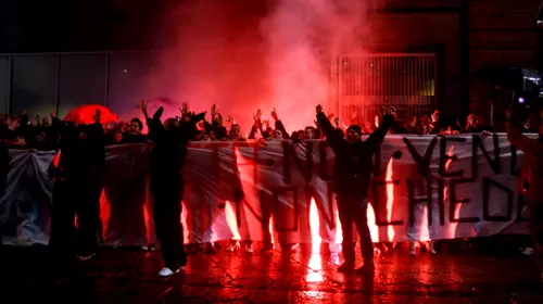 „Iubitul nostru Milan este MORT”!** Suporterii „diavolului” și-au bocit cu lumânări și flori clubul favorit în fața sediului din Via Turati