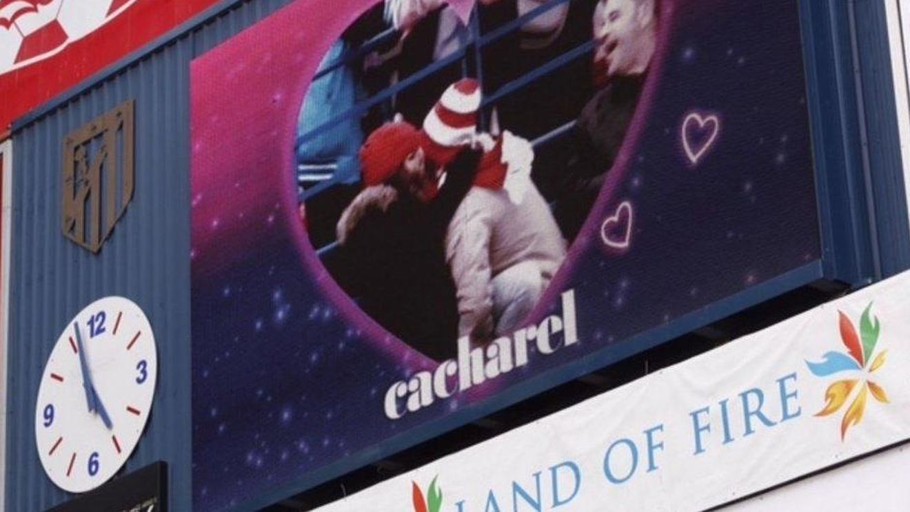 Pe locuri, fiți gata, sărut. Oficialii echipei Atletico Madrid au introdus în premieră un sistem pe care doar americanii îl folosesc: Kiss-Cam