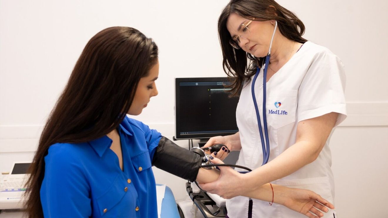 COMUNICAT. Peste 1,3 mil. de teste pentru determinarea colesterolului într-un an, în rețeaua MedLife. Analizele pentru riscul cardiovascular, în top, pe fondul unei realități alarmante: bolile cardiovasculare provoacă peste jumătate dintre decesele din România