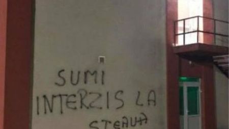 Șumudică, interzis la FCSB! Ultrașii au scris mesaje jignitoare pe pereții bazei din Berceni la adresa antrenorului! Becali a reacționat: "Eu le cer asta ca formă de respect față de mine"