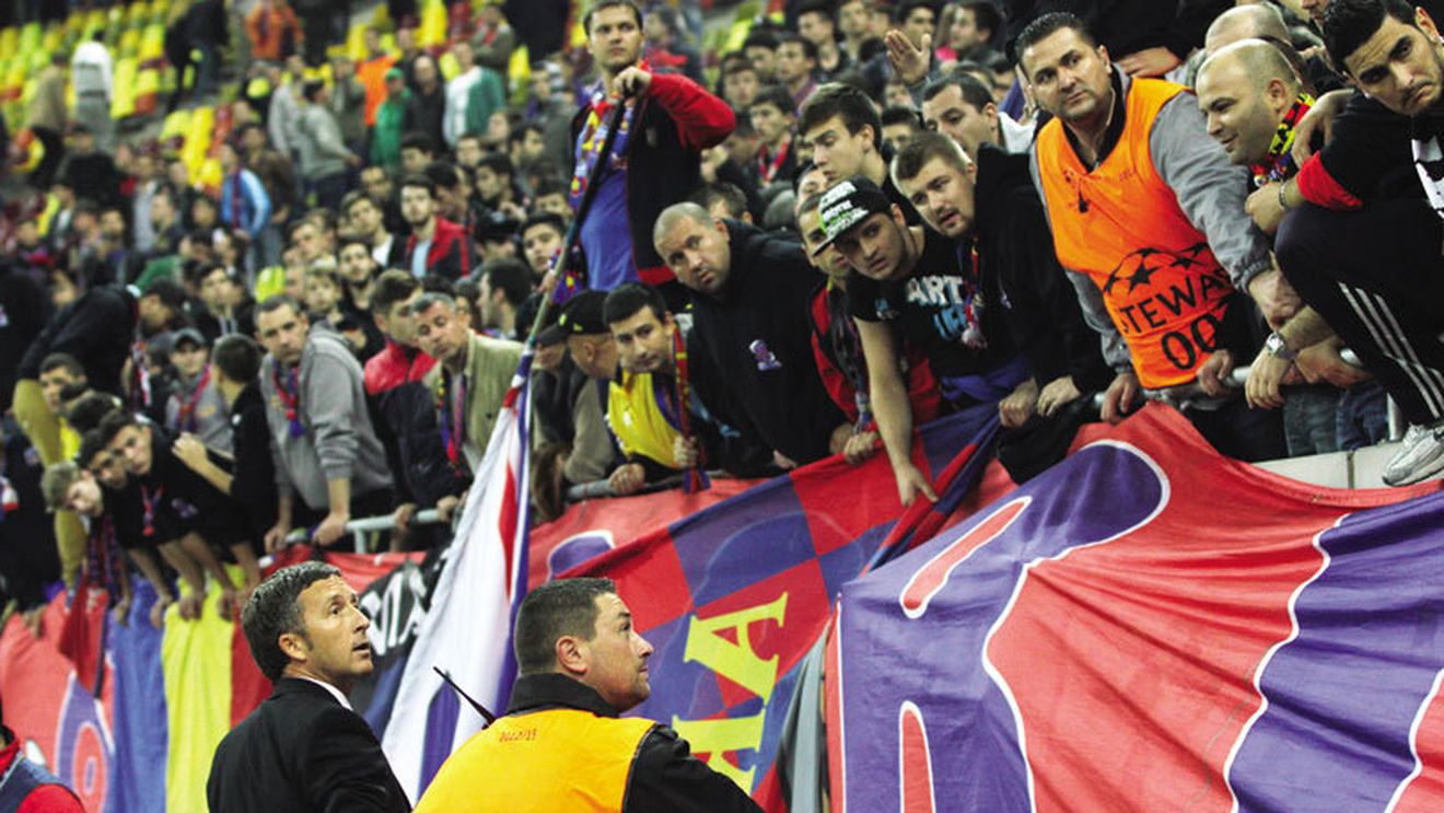 Scandal la finalul meciului! Dialog aprins între ultrași și manager: "Bă, unde sunt banii!?" Reproșurile peluzei