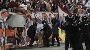 FOTO EXCLUSIV | Moment cutremurător pe Arena Națională! O femeie și-a pierdut cunoștința după intervenția jandarmilor la Tribuna a II-a și a fost scoasă pe targă de un echipaj SMURD: "Au început să dea cu gaze fără nicio noimă"