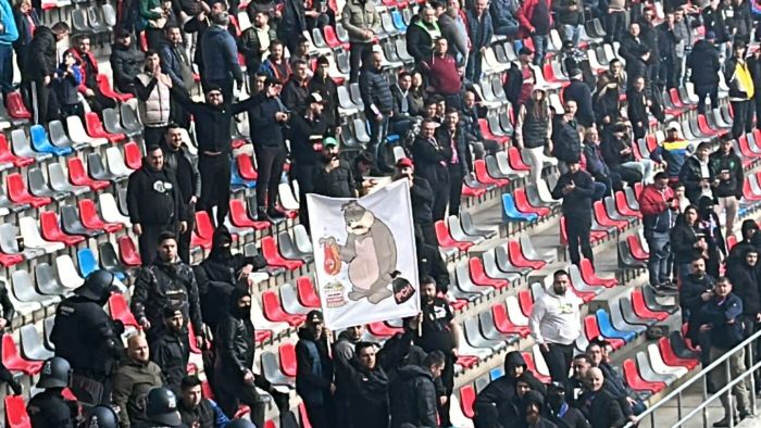 Conflict între suporteri pe Ghencea, la CSA Steaua - Dinamo! „Câinii” au aruncat cu torțe în fanii de la Tribuna a 2-a și astfel s-a pornit primul scandal al serii | VIDEO