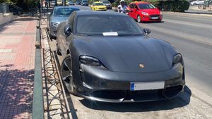 Un Porsche a fost lăsat parcat în centrul capitalei, într-o zonă nepermisă. Ce mesaj a lăsat proprietarul în parbrizul mașinii