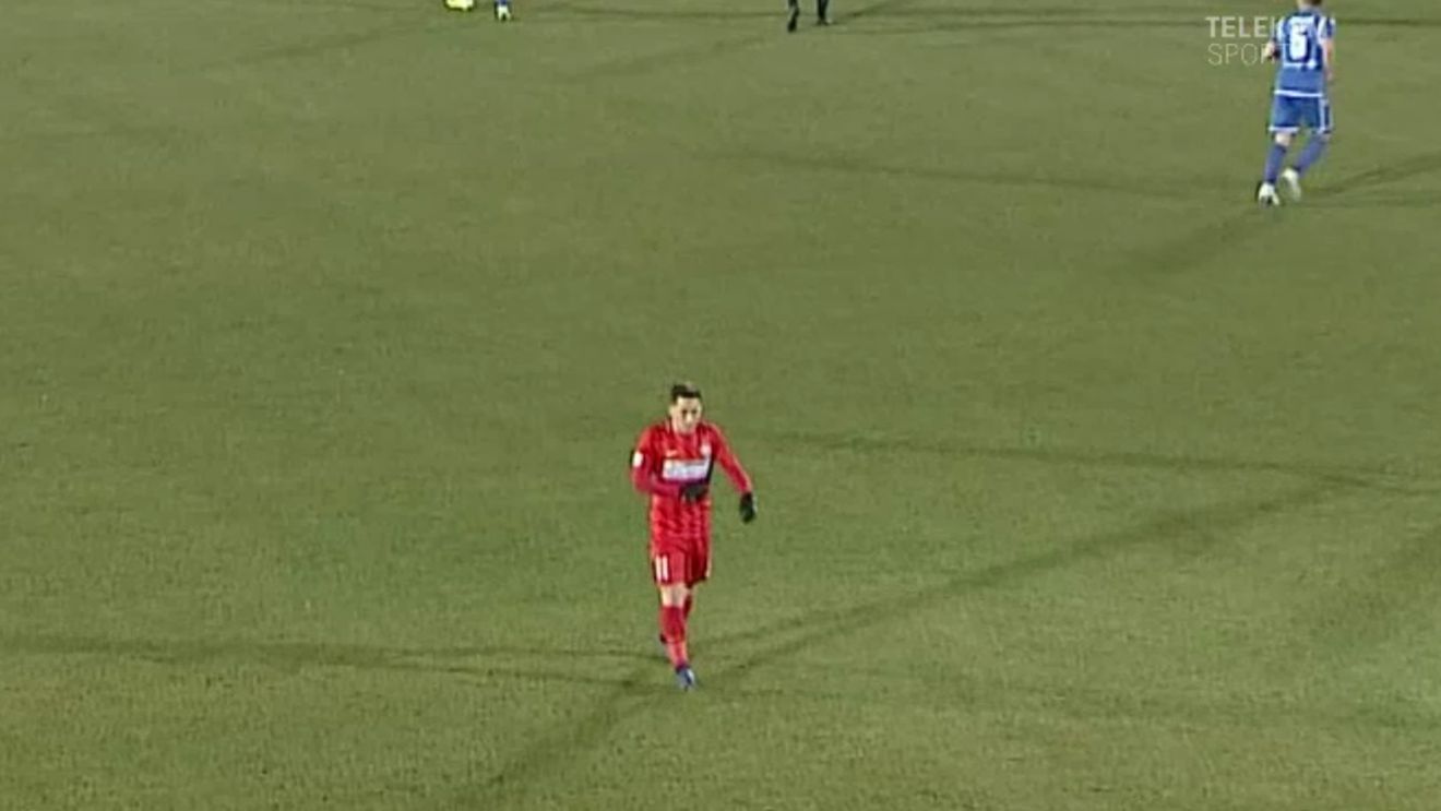 Nimeni n-a înțeles nimic! FOTO | Gestul cu care Moruțan a uluit banca FCSB-ului în timpul meciului de la Voluntari. Becali a reacționat