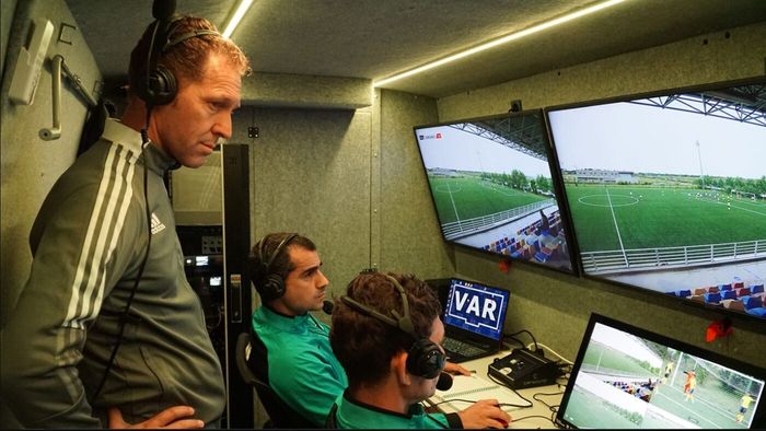 Sistemul VAR i-a adus pe conducătorii din Superliga la disperare: „Mergem la biserică și sper să nu mai avem parte de astfel de decizii!”. VIDEO