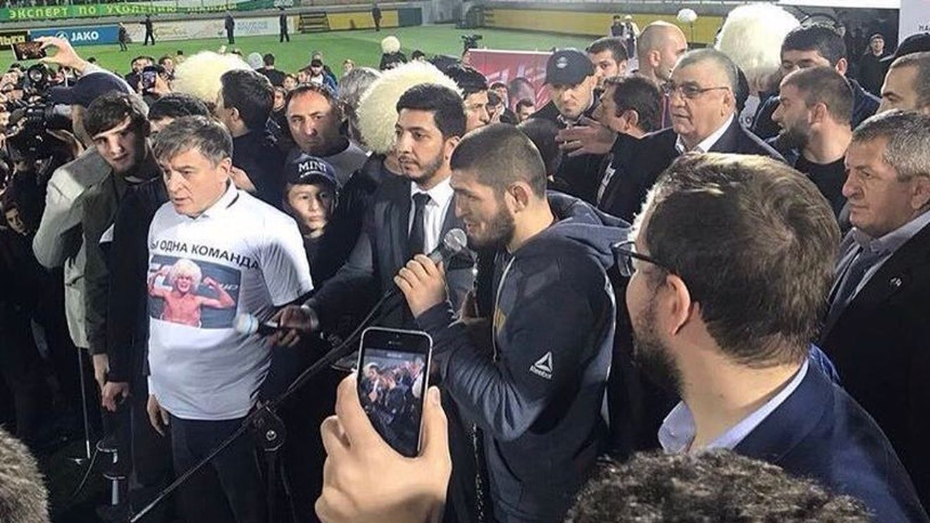 Khabib s-a întors acasă! Fanii au umplut stadionul pentru a-l vedea pe eroul din Dagestan care l-a răpus pe Conor McGregor: "M-am rugat la Allah să mă lase singur în cușcă cu acest clovn!" | VIDEO