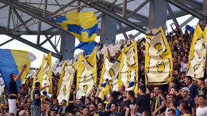 Galeria Petrolului a protestat împotriva Jandarmeriei la meciul cu FC Vaslui! Ce banner sugestiv au afișat ultrașii în peluză