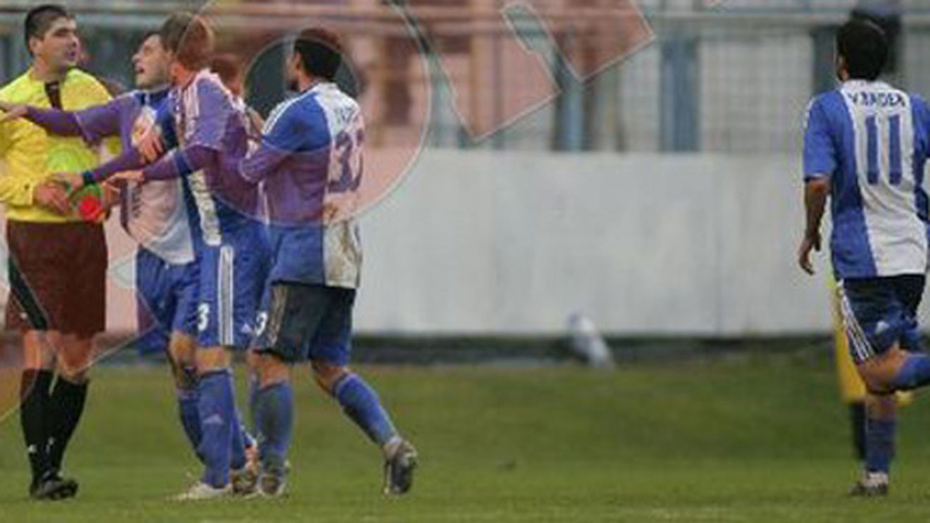 Trică, aproape să-l lovească pe "arbitrul-brichetă!"** Vezi filmul complet al incidentului!
