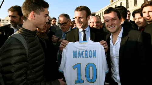 FOTO + VIDEO | Ziua fotbalist, noaptea președinte. Emmanuel Macron a fost legitimat la un club de fotbal în adolescență. Echipa pe care o susține neîncetat și sportul care-l mai ispitește 