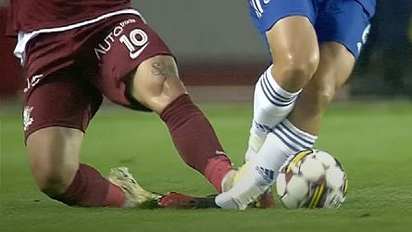 Alex Ioniță, intrare criminală în FC U Craiova - Rapid! Arbitrul îi acordase doar cartonașul galben, însă a intervenit sistemul VAR