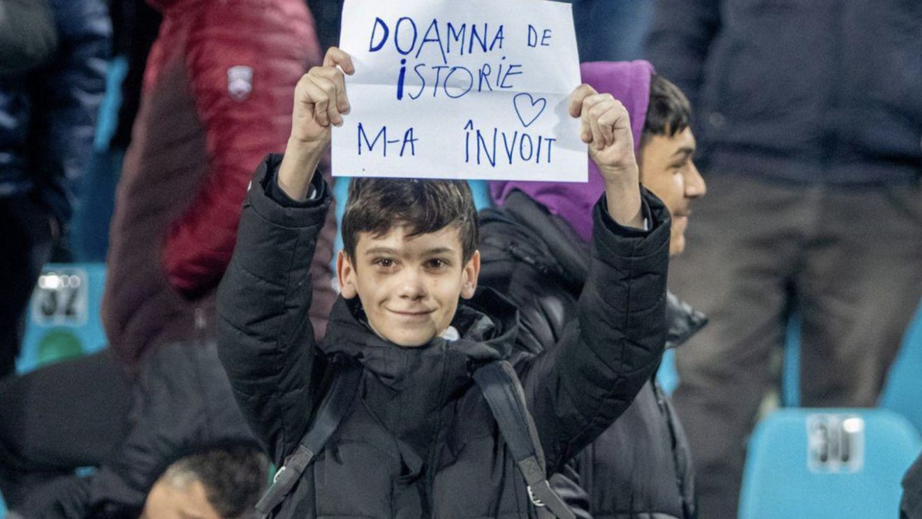 Cum arată profesoara de istorie din Galați care a devenit virală, după ce l-a învoit pe un puști pentru a merge la meciul Oțelului!