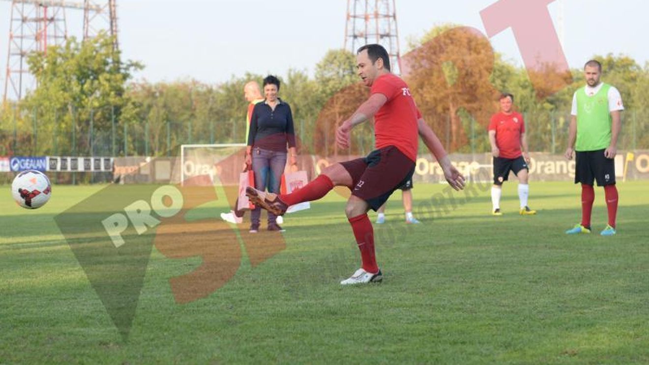 FOTO - "Pune mâna pe ea, că nu-i bombă!" "Câinii" s-au distrat pe cinste la Săftica. Mateuț și iubita lui Rus, premiați cu pixuri