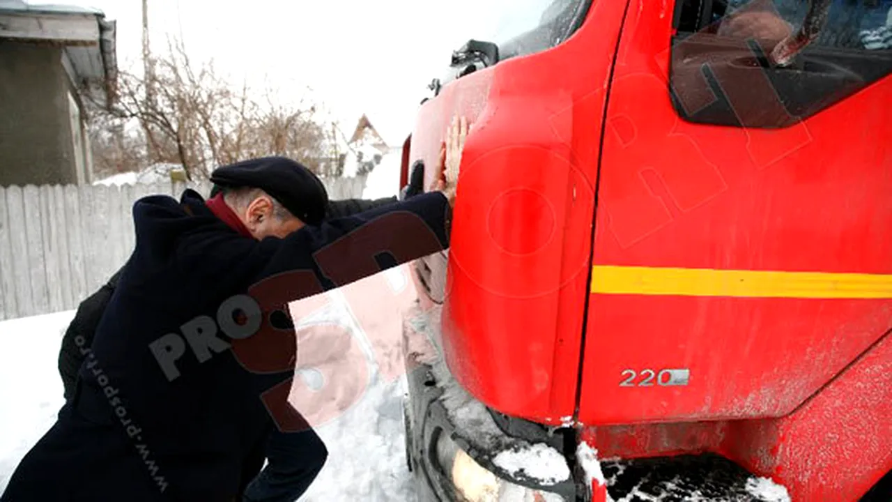 FOTO** Super Copos a făcut spectacol în Vrancea! :) A împins camionul cu alimente pentru sinistrați, după ce acesta a rămas blocat