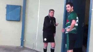 INCREDIBIL! Cea mai tâmpită eliminare din istorie! Dat afară pentru că avea un cercel în organele genitale! VIDEO** Arbitrul l-a verificat în vestiar