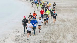 Record de participanți la „Maratonul Nisipului", o cursă inedită pe nisip, la malul Mării Negre