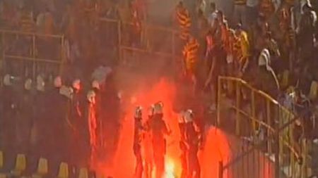 VIDEO** Vezi luptele grecilor de la Aris cu poliția! Toja a fost pe teren 90 de minute