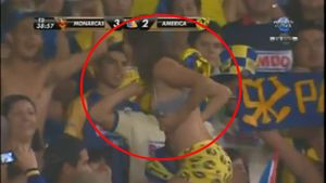 VIDEO Ce șef de galerie!** Și-a dat jos sutienul în fața unei întregi peluze!