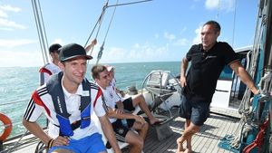 Relaxare înainte de primul meci de la Mondial. Jucătorii Germaniei au mers pe un velier cu exploratorul Mike Horn
