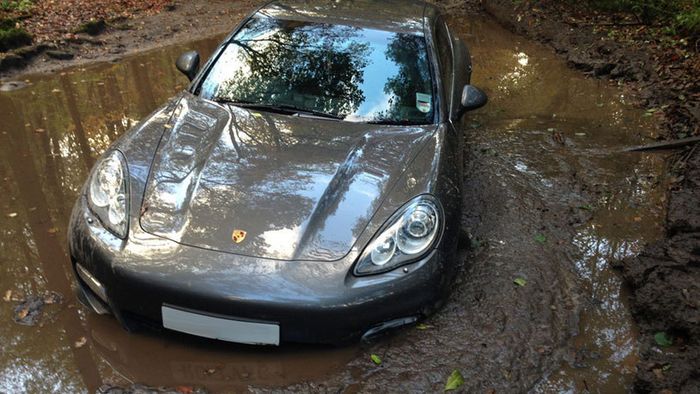 FOTO: A dat cu Porsche-ul în baltă! :) Un fotbalist englez și-a abandonat bijuteria într-o mocirlă, după ce a rămas blocat în drumul spre stadion :)